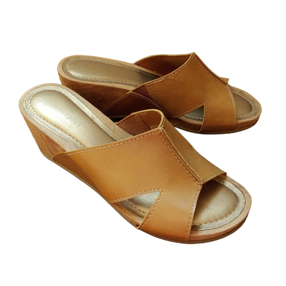Comfort Plus by Predictions Tan Slip On Wedges Y2K Tan Wedge Sandals Size 7.5